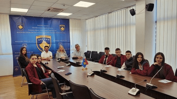 Pejë: Nxënësit e SH.M.L.E “Ali Hadri” njoftohen me punën e Agjencisë për Ndihmë Juridike Falas