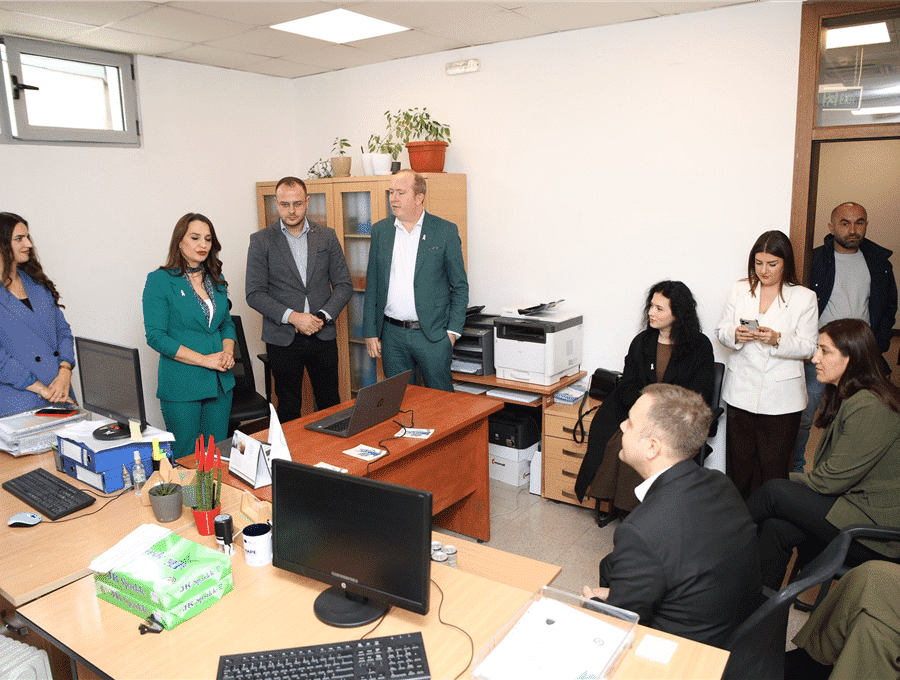 Ministri Sallahu vizitoi Zyrën Rajonale të Agjencisë për Ndihmë Juridike Falas në Prizren