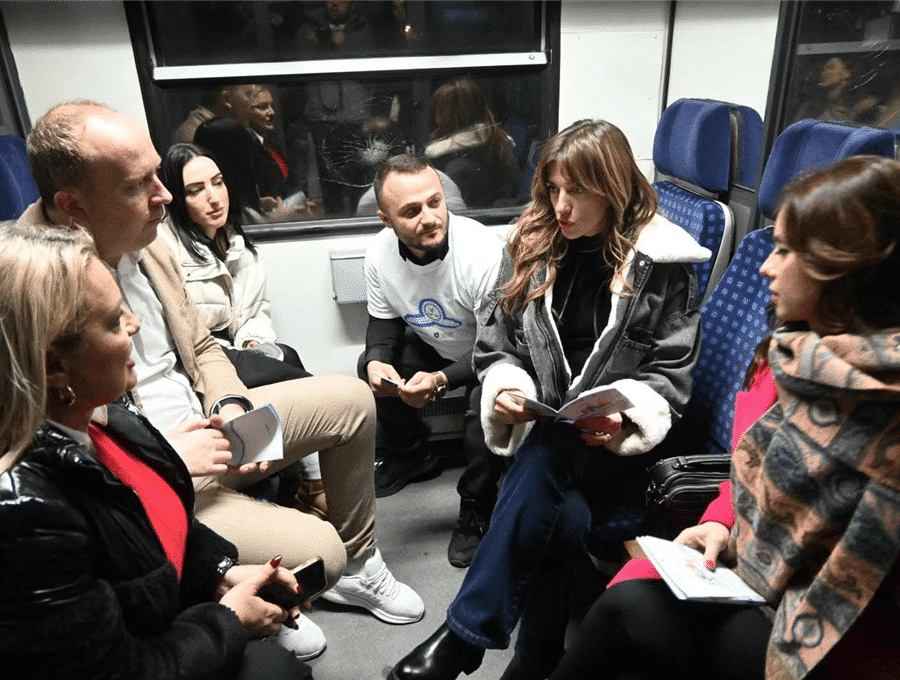 Mesazhe senzibilizuese e fletushka informuese u shpërndanë në linjën e trenit nga Prishtina në Pejë