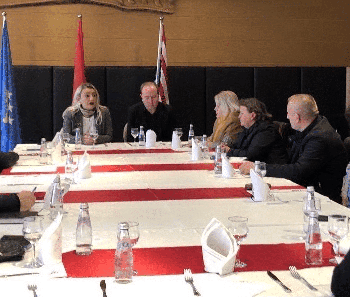 Tryezë diskutimi në Komunën e Klinës