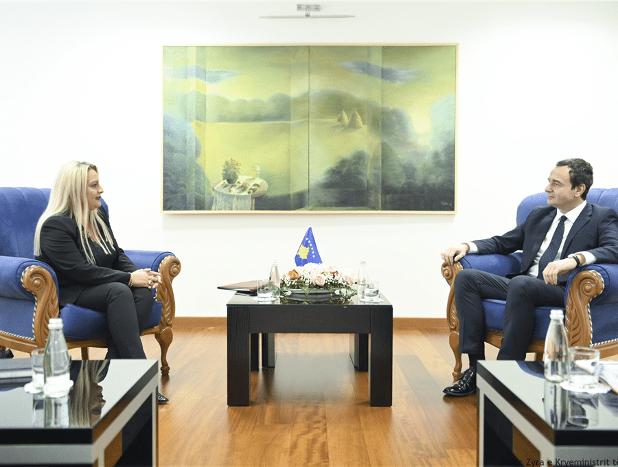 Kryeministri i Republikës së Kosovës z. Albin Kurti bashkë me Ministren e Ministrisë së Drejtësisë znj. Albulena Haxhiu pritën në takim Drejtoren Ekzekutive të Agjencisë për Ndihmë Juridike Falas, znj.Anita Alaj Kalanderi